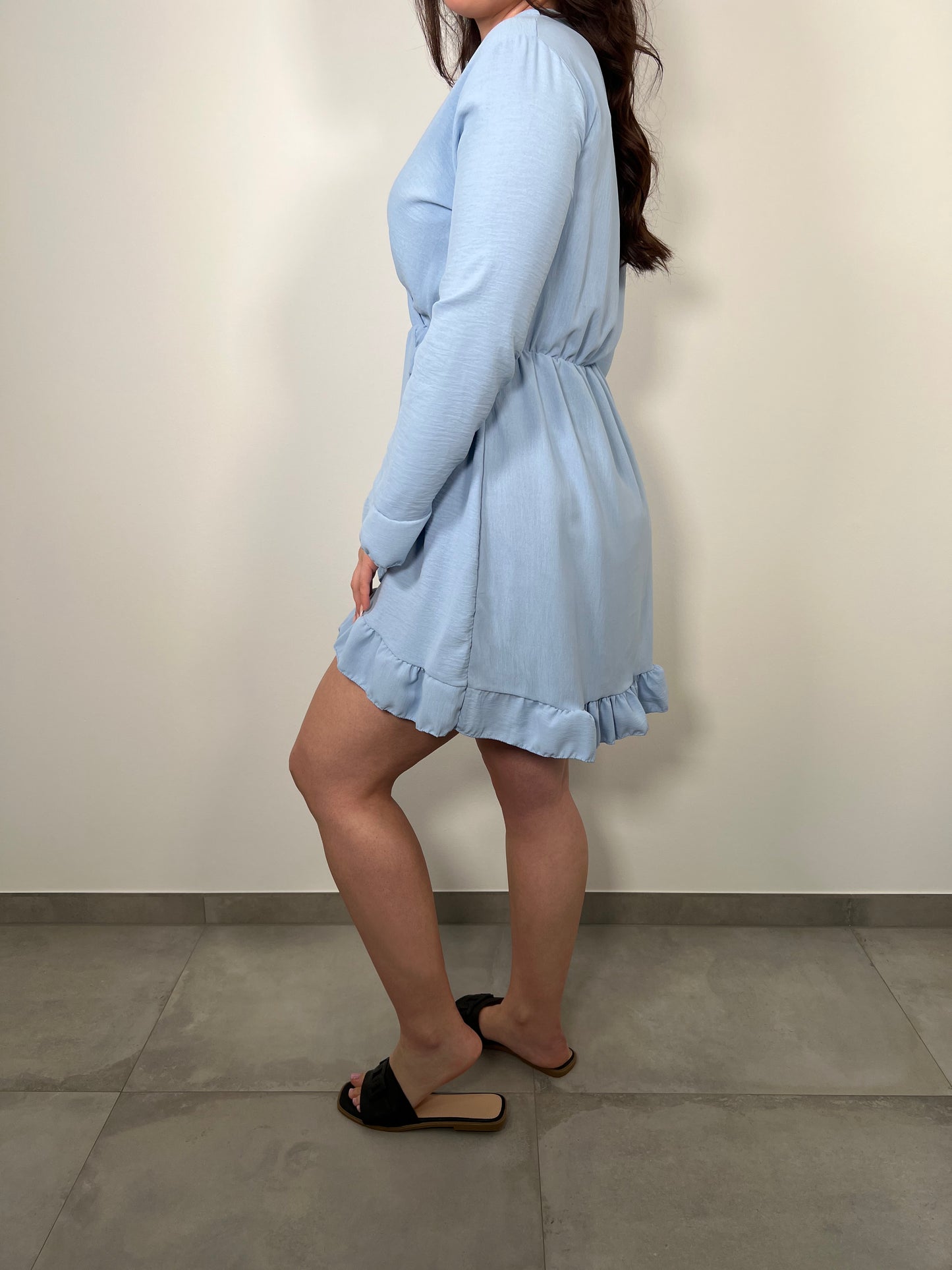 Kurzes Kleid mit Volant - Blau